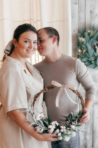 Pareja Feliz Habitación Navidad — Foto de Stock