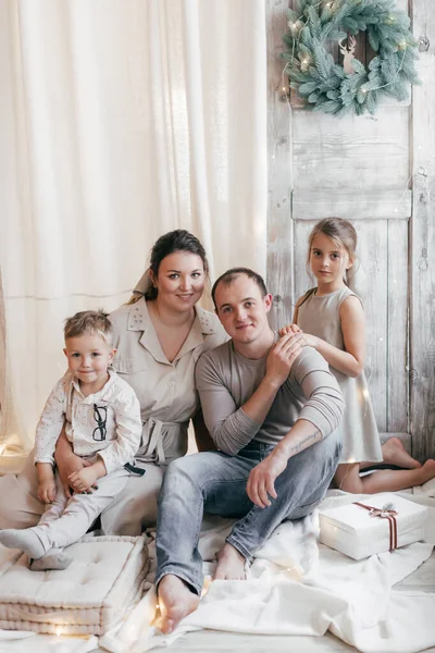 Des Parents Heureux Avec Des Enfants Posant Intérieur Noël — Photo