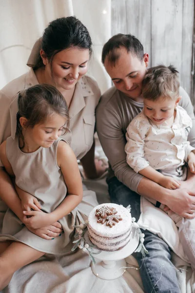 Lykkelige Foreldre Med Barn Med Kake – stockfoto