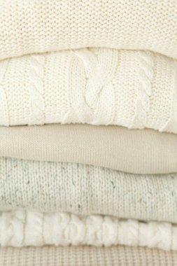 Arka planda sıcak kazak yığını