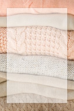 Arka planda sıcak kazak yığını