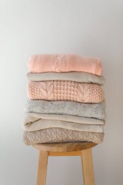 Arka planda sıcak kazak yığını