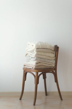 Sandalyede sıcak kazak yığını