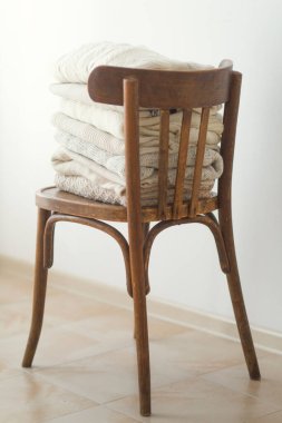 Sandalyede sıcak kazak yığını