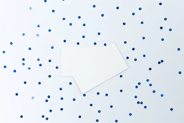 Photo Stock Photo Carte Blanche Avec Des Paillettes Bleues Sur — Photo