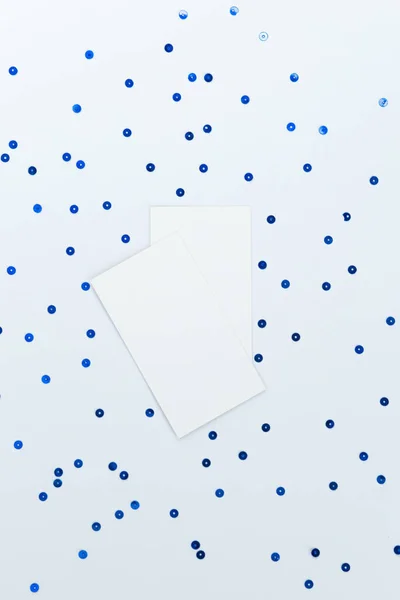 Photo Stock Photo Carte Blanche Avec Des Paillettes Bleues Sur — Photo