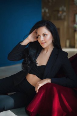 Siyah ceketli güzel bir kadının portresi.