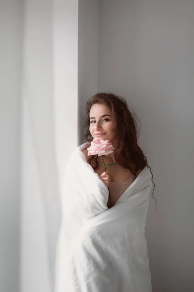 Portré Gyönyörű Lány Smink Rózsaszín Rózsa — Stock Fotó