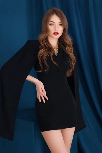 Hermosa Joven Vestido Negro Posando Estudio — Foto de Stock