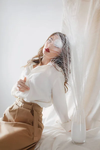 Hermosa Mujer Joven Camisa Blanca Con Plumas — Foto de Stock