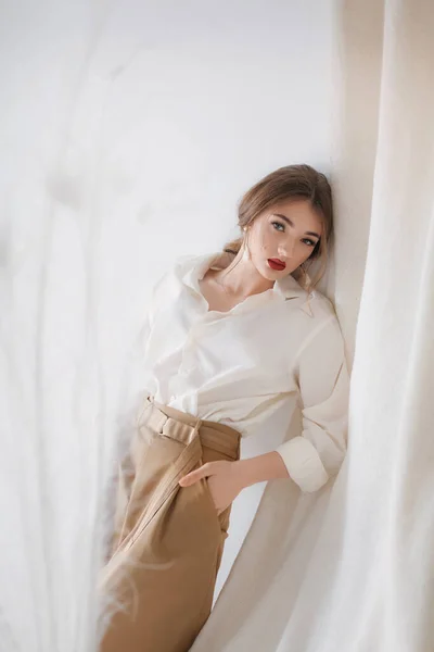 Beyaz Gömlekli Etekli Güzel Bir Kadın — Stok fotoğraf