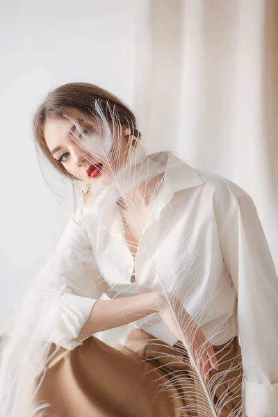 Wanita Muda Yang Cantik Dengan Kemeja Putih Dengan Bulu — Stok Foto