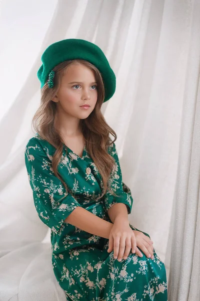 Portrait Beautiful Little Girl Green Dress — Stock Photo, Image