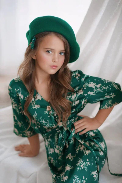Портрет Красивой Маленькой Девочки Зеленом Платье — стоковое фото