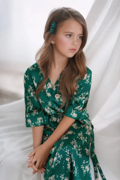 Porträtt Vacker Liten Flicka Grön Klänning — Stockfoto