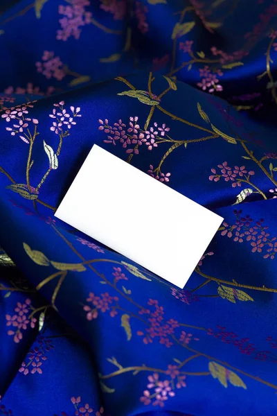 絹織物の質感花の背景と空白のカード — ストック写真