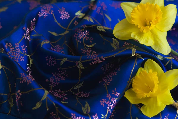 絹織物の質感と水仙の花と空白のカード — ストック写真