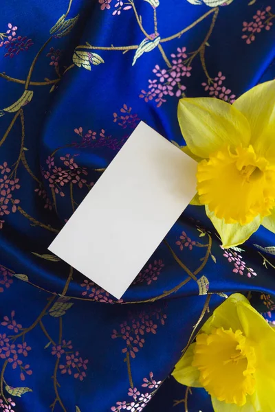 Textura Tecido Seda Cartão Branco Com Flores Narcisos — Fotografia de Stock