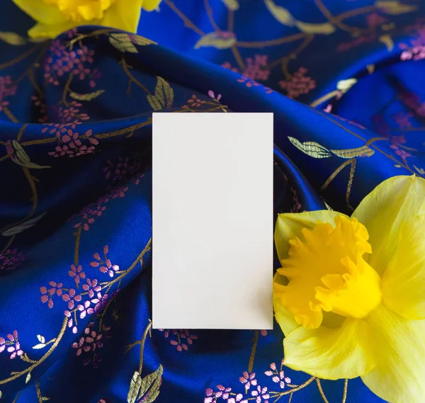 Silkesväv Struktur Och Tomt Kort Med Påskliljor Blommor — Stockfoto