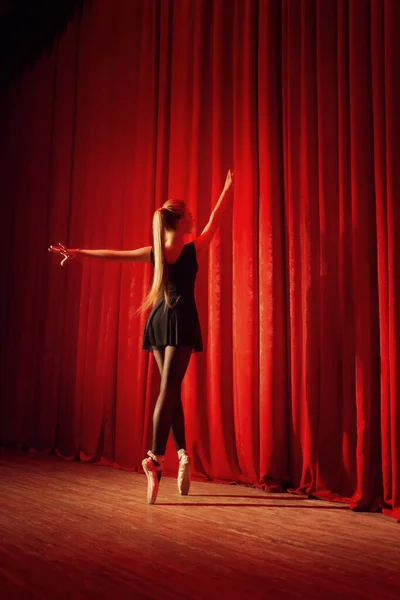 Jovem Bela Bailarina Palco Com Cortina — Fotografia de Stock