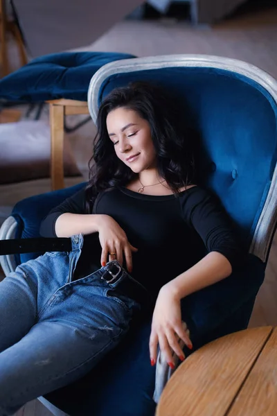 Beautiful Girl Blue Jeans Black Shirt Sitting Chair — Stock Photo, Image