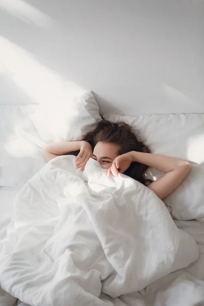 Yatakta Yatan Güzel Bir Kızın Portresi — Stok fotoğraf