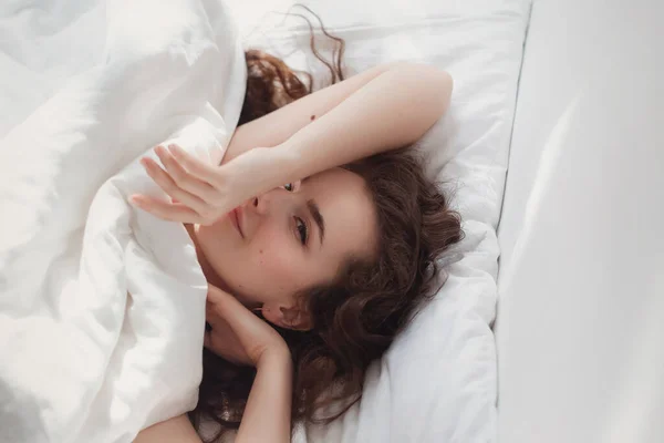 Portré Gyönyörű Lány Feküdt Ágyban — Stock Fotó