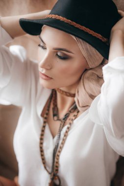 Siyah şapkalı güzel genç kadın.