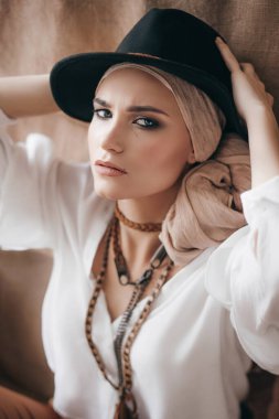 Siyah şapkalı güzel genç kadın.