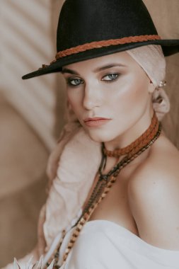 Siyah şapkalı güzel genç kadın.