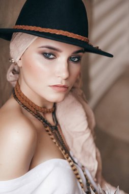 Siyah şapkalı güzel genç kadın.