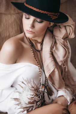 Siyah şapkalı güzel genç kadın.