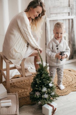 Mutlu anne ve oğul Noel ağacının yanında  