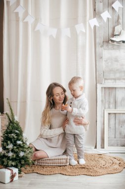 Mutlu anne ve oğul Noel ağacının yanında  