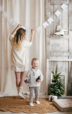 Mutlu anne ve oğul Noel ağacının yanında  