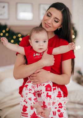 Mutlu Anne ve Oğlu 'nun Noel İçi Portresi 