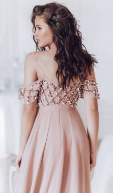 Kıvırcık saçlı, güzel bir kadın.