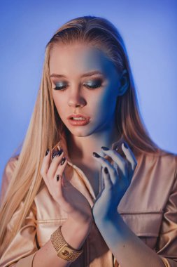 Makyajlı güzel genç bir kadın.