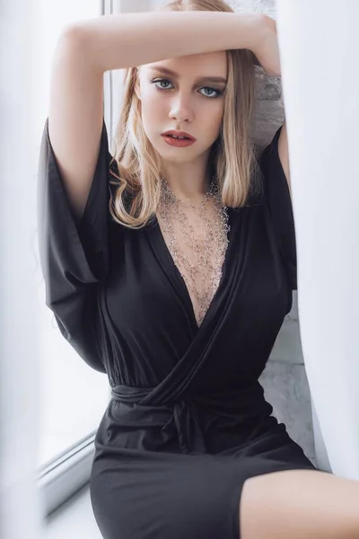 Schöne Junge Frau Schwarzen Kleid — Stockfoto