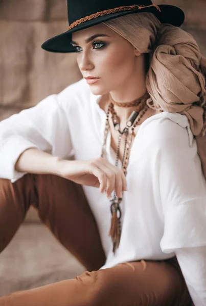 모자를 아름다운 아가씨 — 스톡 사진