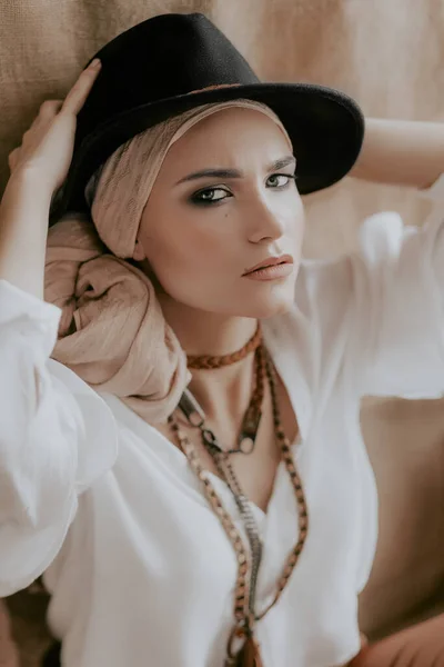 Siyah Şapkalı Güzel Genç Kadın — Stok fotoğraf