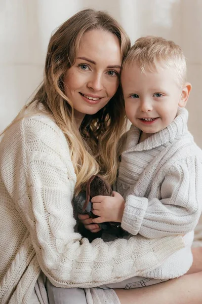 Jovem Mãe Seu Adorável Menino Casa — Fotografia de Stock