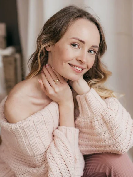 Porträt Einer Schönen Jungen Frau Pullover — Stockfoto