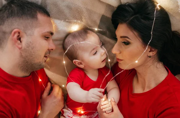 Anak Kecil Yang Lucu Dengan Orang Tua Berpose Interior Natal — Stok Foto