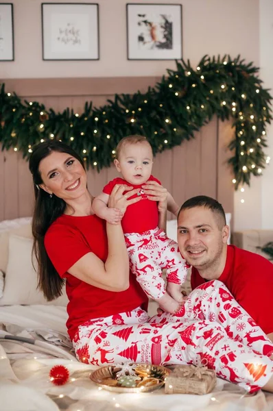 Lindo Niño Con Los Padres Posando Interior Navidad — Foto de Stock