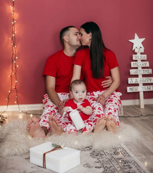 かわいいです男の子とともに両親ポージングでクリスマスインテリア — ストック写真