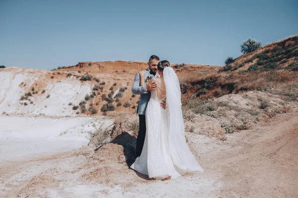 Bella Giovane Sposa Sposo Posa All Aperto — Foto Stock