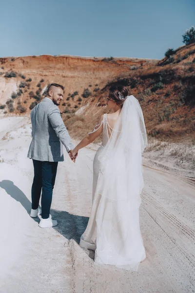 Bella Giovane Sposa Sposo Posa All Aperto — Foto Stock