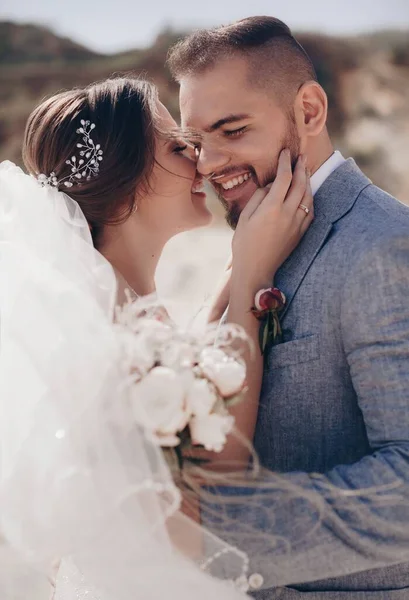 Güzel Genç Gelin Damat Dışarıda Poz Veriyor — Stok fotoğraf