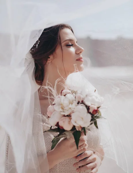 Belle Jeune Mariée Robe Mariée Blanche Posant Plein Air — Photo